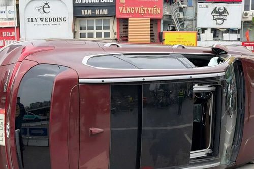 Hà Nội: Tạm giữ hình sự tài xế trong vụ lật xe ôtô ở Ngã Tư Sở