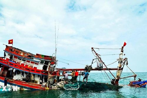 Cà Mau: Cứu hộ tàu cá và 13 ngư dân va phải đá ngầm trên biển