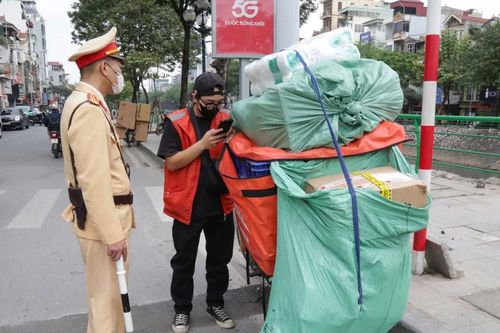 Xử lý nghiêm các shipper chở hàng che khuất biển số 'né' camera AI