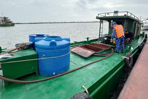Cảnh sát biển tạm giữ tàu chở 10.000 lít dầu DO không rõ nguồn gốc