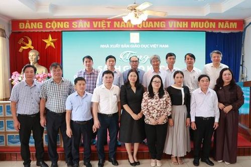 Niềm vui của học sinh khi đón nhận SGK mới sau bão