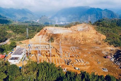 Tập trung phá đá, tạo nền tại công trường trạm 220kV Phong Thổ