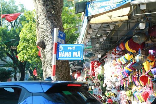 Phố Hàng Mã mùa Giáng sinh 2025: Gọn gàng trật tự hơn, đồ trang trí giá rẻ bán chạy