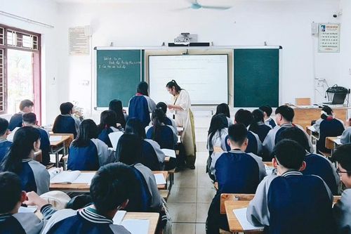 Giáo viên căng thẳng vì như người 'đòi nợ thuê': Nhà trường chấp nhận thất thu