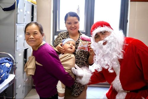 Ông già Noel mang quà đến tận giường tặng quà cho mẹ con bệnh nhân