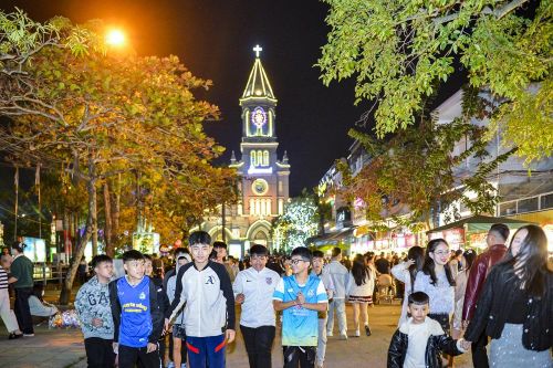 Hàng nghìn người đón Giáng sinh tại Nhà thờ Chính tòa Thanh Hóa