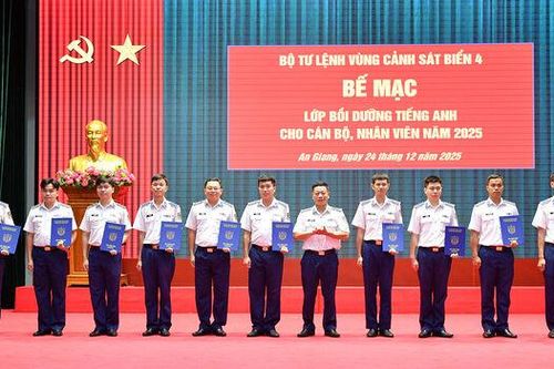 Bế giảng lớp bồi dưỡng tiếng Anh cho cán bộ, nhân viên Bộ tư lệnh Vùng 4