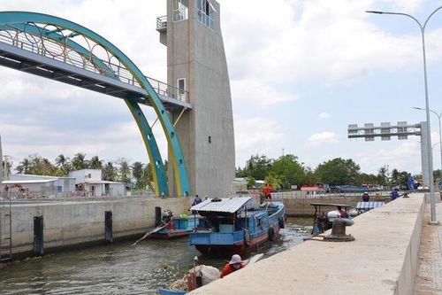 Vận hành diễn tập và đóng cống âu thuyền vàm Bà Lịch từ tối 28/12