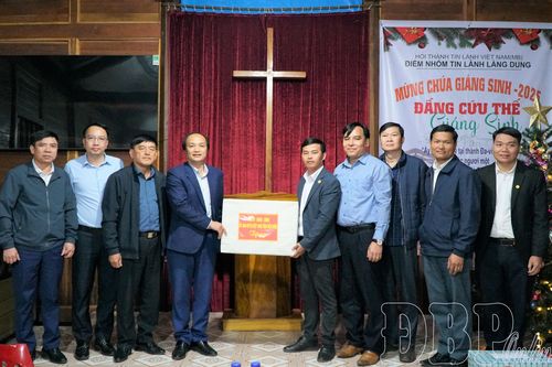 Đoàn công tác tỉnh thăm, chúc mừng Giáng sinh tại xã Na Sang và Si Pa Phìn