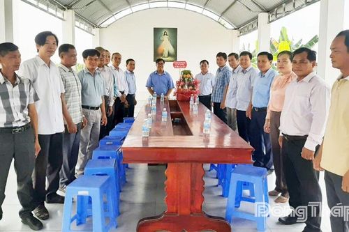 Lãnh đạo xã Mỹ Thiện thăm, tặng quà nhân Lễ Giáng sinh