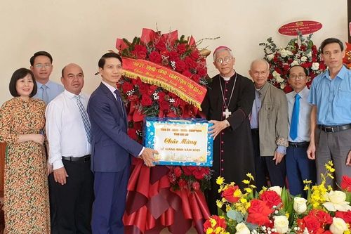 Phó Bí thư Tỉnh ủy Nguyễn Ngọc Lương thăm, chúc mừng các tổ chức tôn giáo nhân dịp Giáng sinh