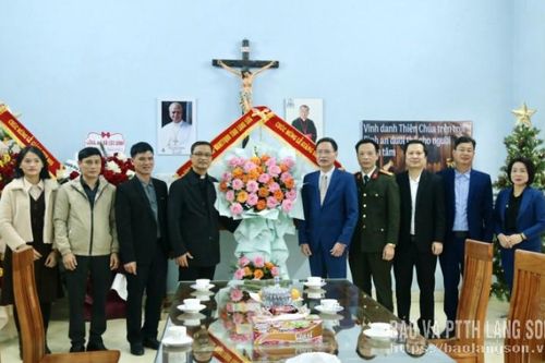 Đoàn công tác của tỉnh thăm hỏi, chúc mừng các giáo xứ nhân dịp Lễ Giáng sinh