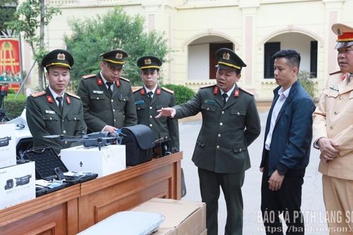 Công an tỉnh bàn giao các phương tiện, thiết bị kỹ thuật nghiệp vụ cho lực lượng cảnh sát giao thông