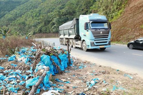 Xã Mường Khương chỉ đạo xử lý tình trạng túi nilon bủa vây Quốc lộ 4D sau phản ánh của Báo và Phát thanh, Truyền hình Lào Cai