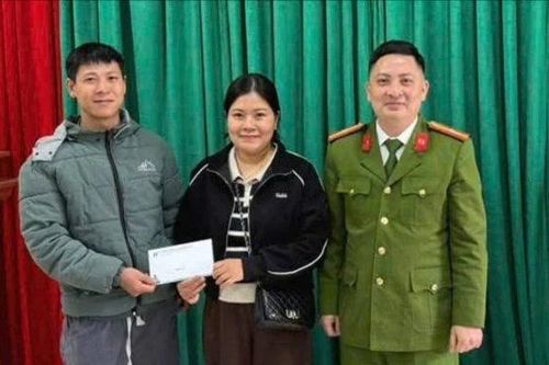 Công an xã Tằng Loỏng hỗ trợ trả lại tiền do người dân chuyển khoản nhầm