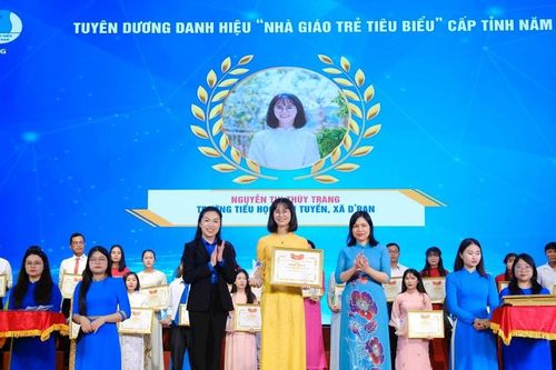 Cô giáo trẻ xây dựng 'lớp học hạnh phúc' ở D'ran