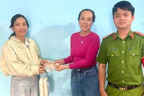 Trao số tiền người dân bỏ quên tại trụ ATM ở Phan Rí Cửa