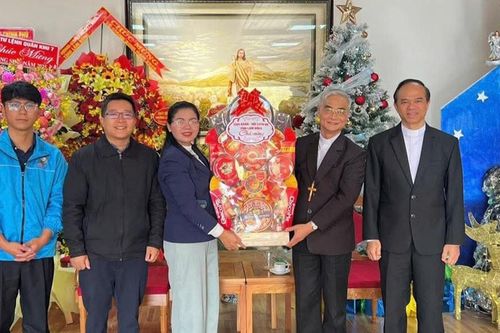 Tỉnh đoàn Lâm Đồng thăm, chúc mừng Lễ Giáng sinh tại Tòa Giám mục Đà Lạt