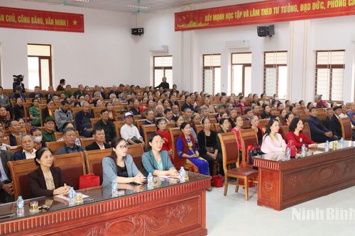 Gần 300 người cao tuổi phường Tây Hoa Lư được phổ biến kiến thức về chăm sóc sức khỏe