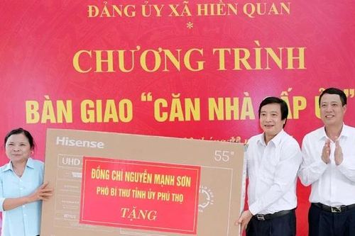 Bàn giao 'Căn nhà cấp ủy' cho đảng viên tại xã Hiền Quan