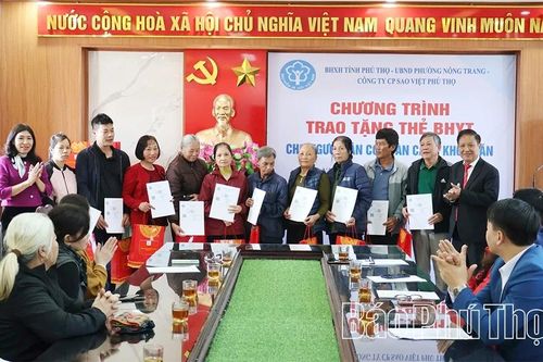 Trao tặng gần 3.990 thẻ bảo hiểm y tế cho người dân và học sinh hoàn cảnh khó khăn