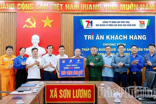 Đội quản lý điện lực khu vực Cẩm Khê tri ân khách hàng
