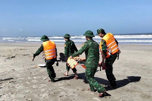 Cứu hộ ngư dân gặp nạn trên biển Cửa Việt