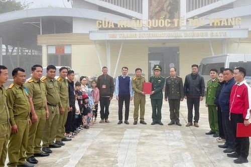 Tiếp nhận 9 công dân di cư tự do sang Lào trở về