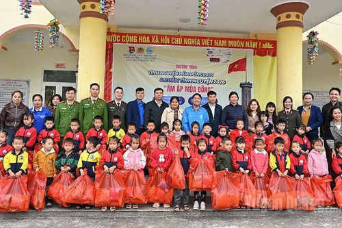 Tặng 286 suất quà trị giá 50 triệu đồng cho trường Mầm non Khuôn Hà