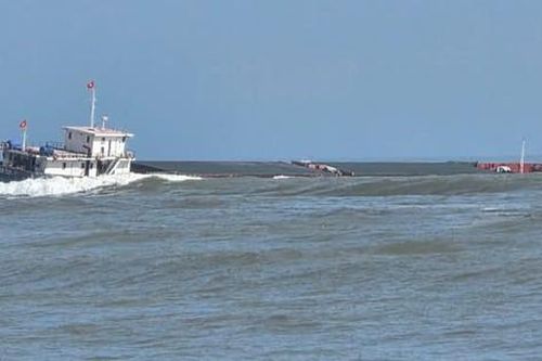 Tàu hàng vận chuyển clinke gặp nạn tại Cửa Việt, 9 thuyền viên đều an toàn