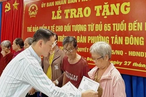 BHXH TP. Hồ Chí Minh: Triển khai đồng bộ việc trao thẻ miễn phí BHYT cho người cao tuổi