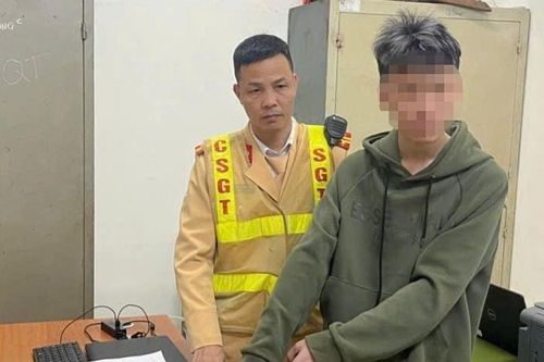 Hà Nội: CSGT khống chế đối tượng mang hung khí khi tham gia giao thông