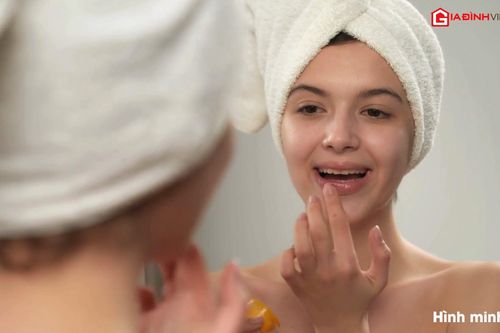 Khắc phục môi khô, nứt nẻ tại nhà nhờ thói quen đơn giản