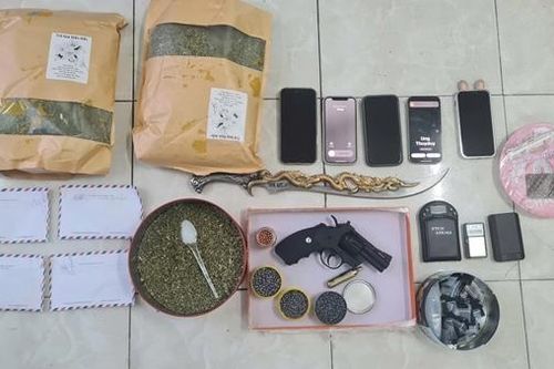 Bắt ma túy... lòi ra súng đạn