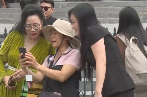 Du khách nước ngoài chào đón Giáng sinh tại Hà Nội