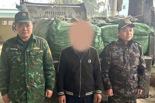 Thu giữ vụ vận chuyển 880 kg lá thuốc lá khô không rõ nguồn gốc