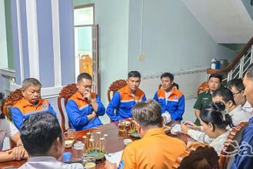 Tiếp nhận, bàn giao 4 thuyền viên tàu cá bị nạn trên biển