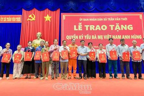 Xã Trần Văn Thời trao Kỷ yếu Bà Mẹ Việt Nam Anh hùng cho 124 gia đình