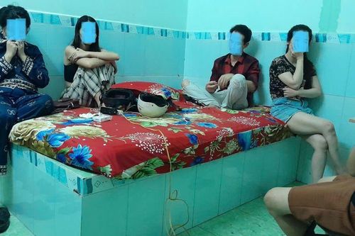 Công an ập vào nhà nghỉ, bắt quả tang 5 đối tượng cả nam và nữ đang làm điều đáng xấu hổ