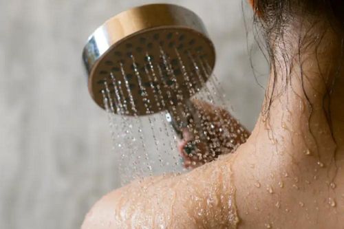 Da khô, ngứa vào mùa đông có phải do tắm rửa không đúng cách?