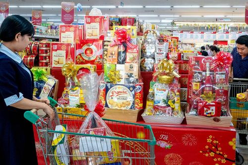 Sắm Tết Bính Ngọ: Sức mua không giảm, người tiêu dùng đổi cách chi tiêu