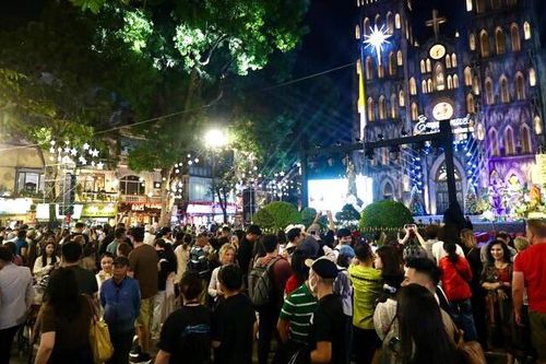 Đông nghịt người đổ về Nhà thờ Lớn Hà Nội đêm Giáng sinh