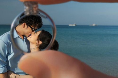 Vợ kém 16 tuổi của Đoàn Minh Tài khoe ảnh cưới mang phong cách độc lạ