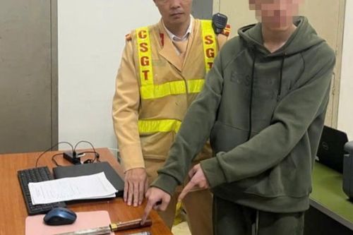 Hà Nội: Thiếu niên 15 tuổi giấu dao và tuýp sắt trong bao vợt cầu lông để đi 'hỗn chiến'