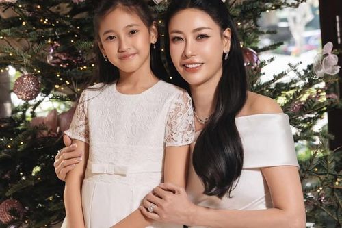 Hoa hậu Hà Kiều Anh và con gái Viann diện đồ sang chảnh đón Giáng sinh
