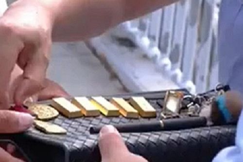 Phát hiện nửa cân vàng giá 1,4 tỷ đồng trên đường khi đang đi chơi