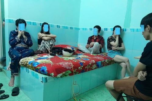 3 cô gái cùng 'phê pha' với 2 nam thanh niên trong nhà nghỉ