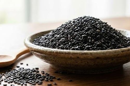 Thời điểm tốt nhất để sử dụng hạt mè đen làm đen tóc