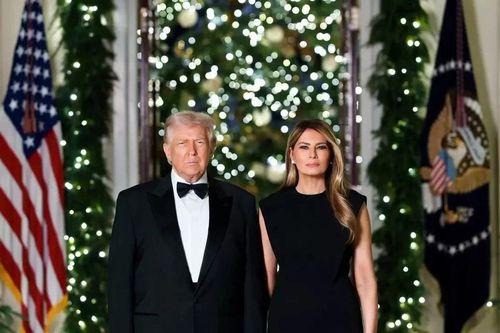 Điểm gây chú ý trong bức ảnh Giáng sinh của Tổng thống Trump và phu nhân