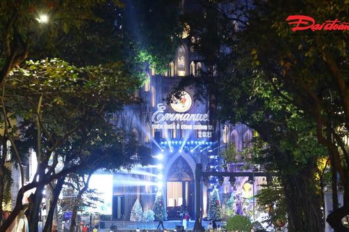 Khoảnh khắc yêu thương đêm Giáng sinh tại Nhà thờ Lớn Hà Nội